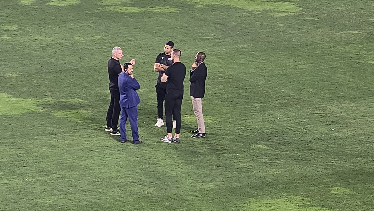ARBITRAGEM
O árbitro Anderson Daronco, do Rio Grande do Sul, está neste momento no gramado de São Januário analisando o palco da partida entre Vasco e Botafogo, às 21h30, pela Copa do Brasil.