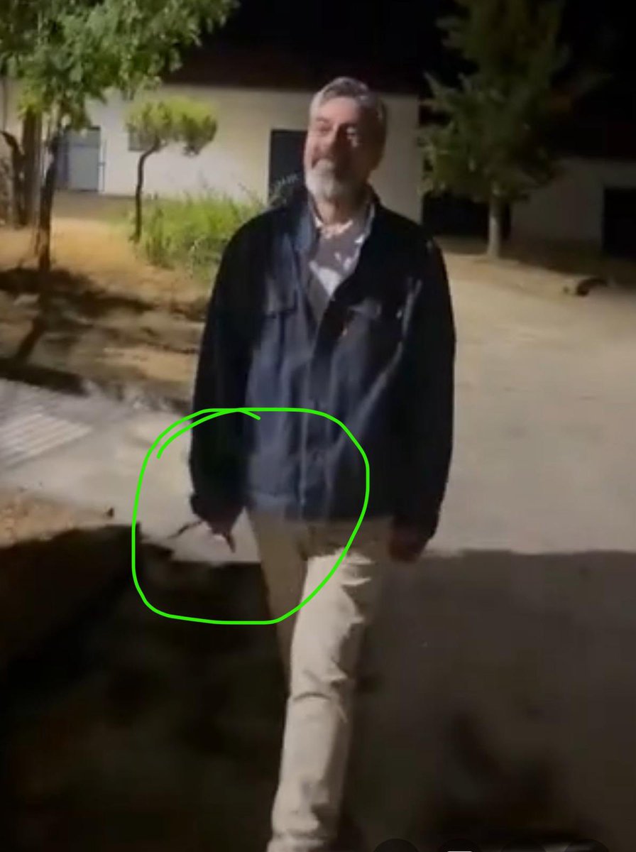 Isidoro Román recula frente a una chica a la que ha estado semanas acosando mientras empuña una navaja.