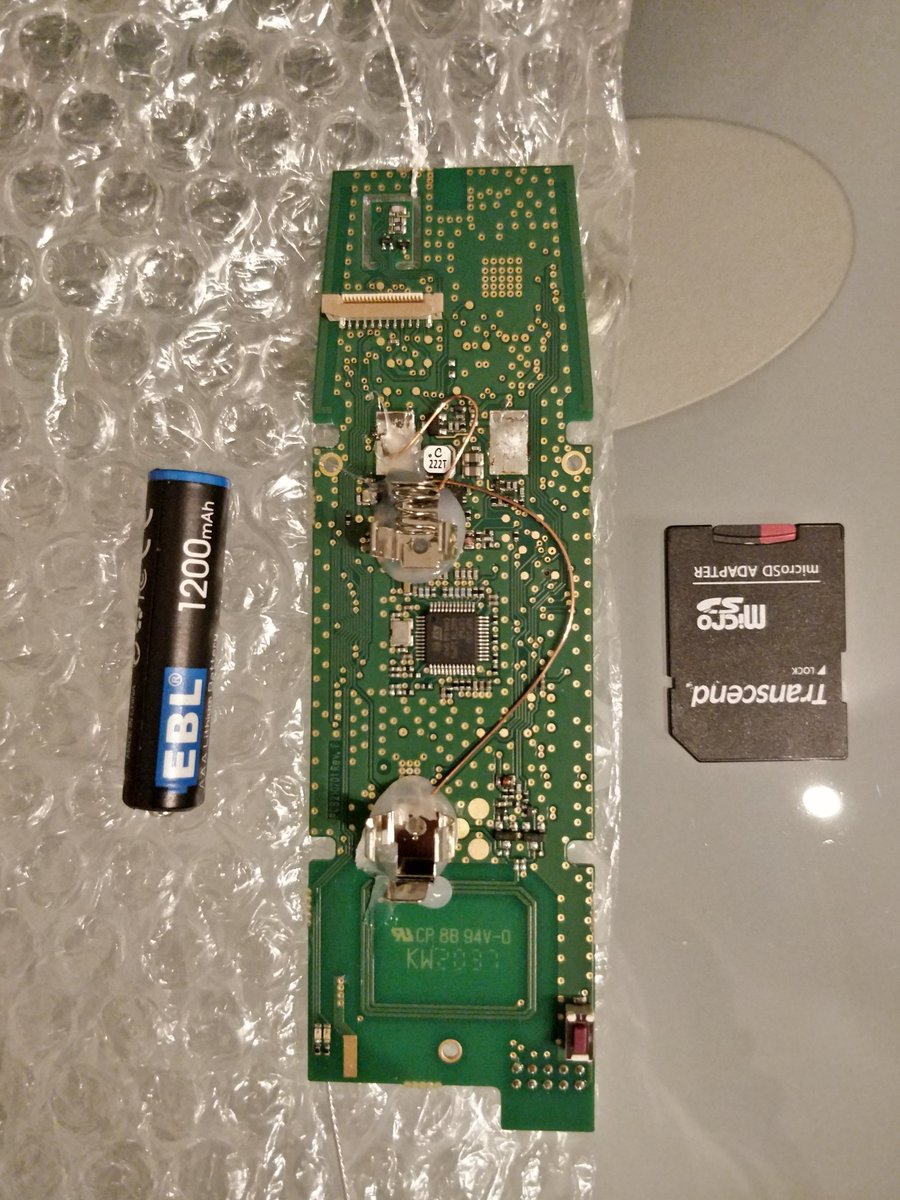 Gestern war ich auf der Jagd:
Mika #DL8MIK (15 Jahre) hat mal wieder eine Wettersonde gestartet, die dieses Mal nahe Braunschweig runter gekommen ist. 
Nach ca. 2km quer übers Feld joggen habe ich die Sonde und die Reste vom Ballon gefunden.