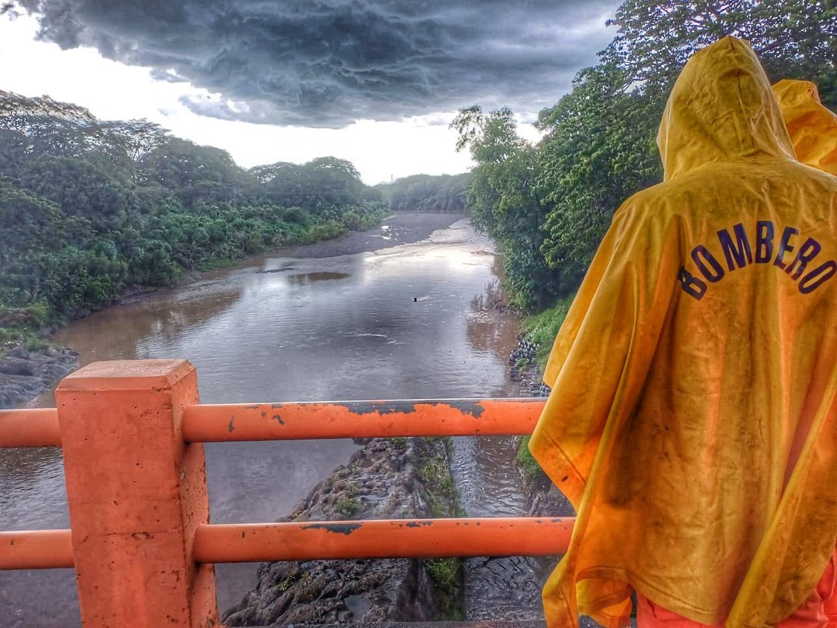 🌧️ Si las lluvias generan una situación de riesgo, no dudes en reportarla al 📞9️⃣1️⃣3️⃣ 🚒💨. Estamos desplegados y listos para responder. #PlanInvierno2025☔