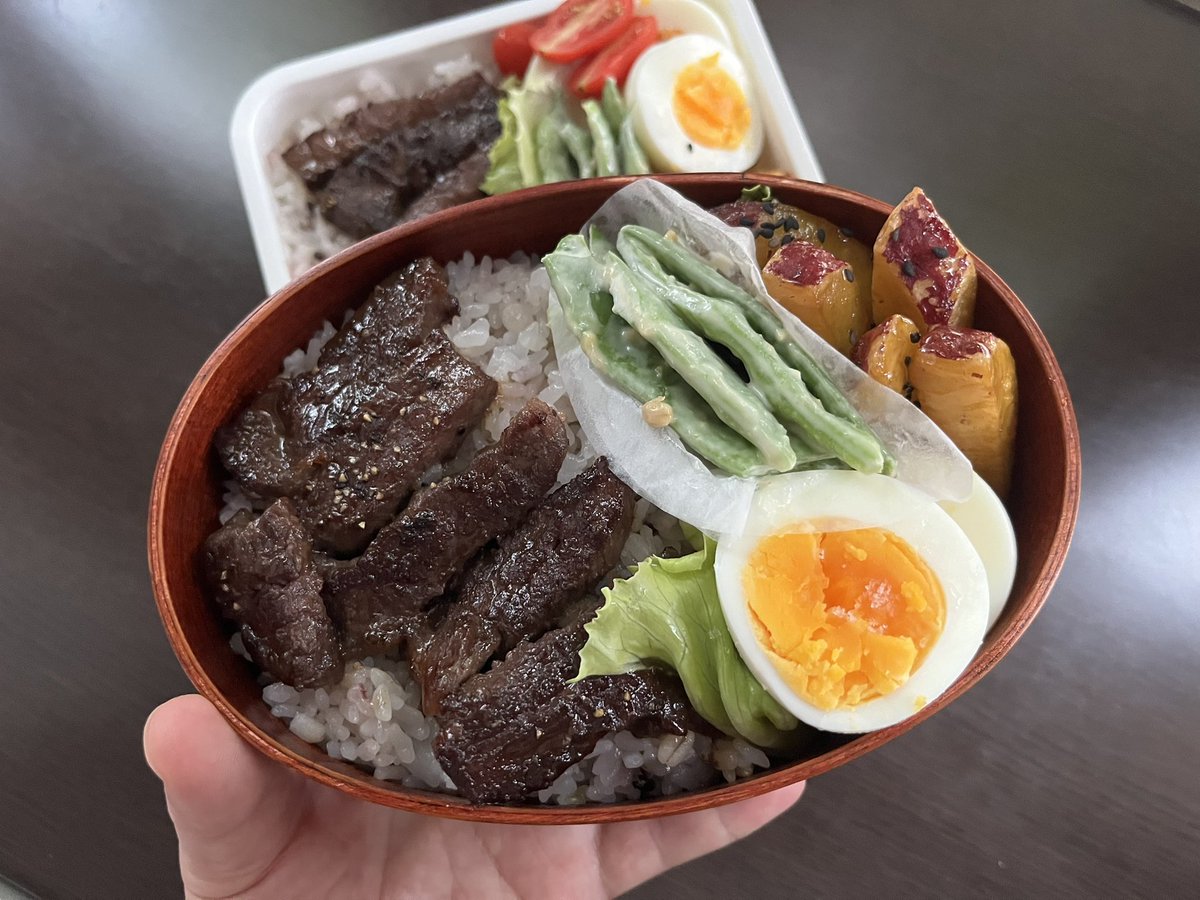 よく焼き🥩🔥

本日のお品書き
・肉‼︎
・ゆでたまご
・モロッコインゲン味噌マヨ和え
・大学芋
・レタス
・ミニトマト（母弁のみ）

#今日のお弁当