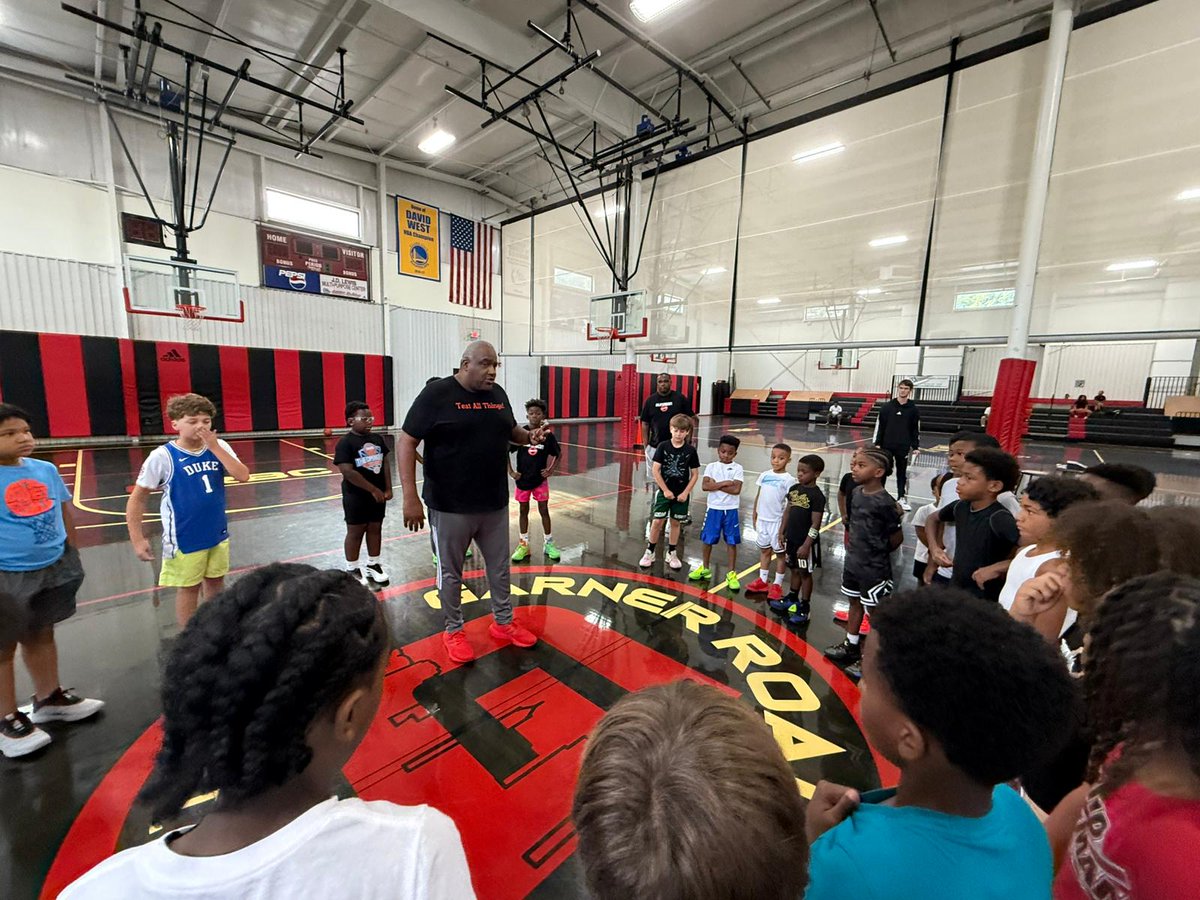 Coach Dwayne West is giving the 3rd through 5th Graders instructions during Open Gym Run this past Saturday. ⛹️🏿 #3SSB #BuiltByDesign