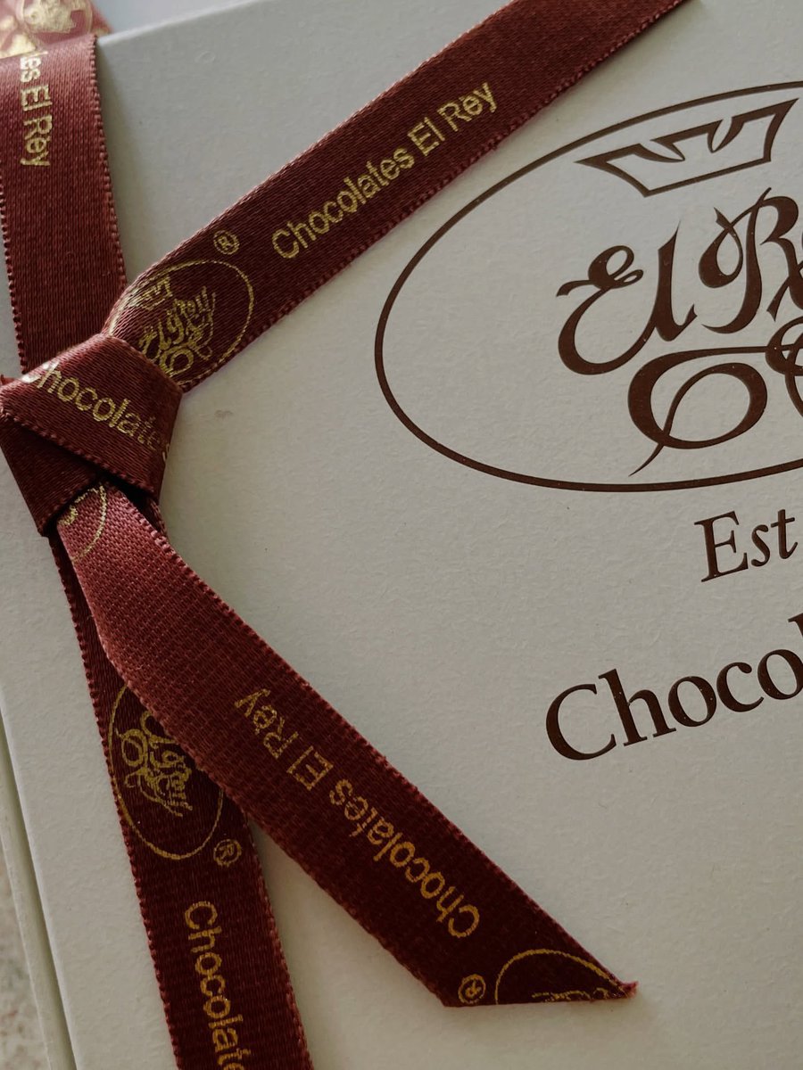 Acompaña tus celebraciones o un momento único con esta caja de impecable presentación, carrés de 5g.

Puedes personalizarlo según la ocasión.

Los consigues en la tienda Vepol, ubicada en la Calle 5 con calle 7, parcela B-301, La Urbina, Caracas.
04241590273