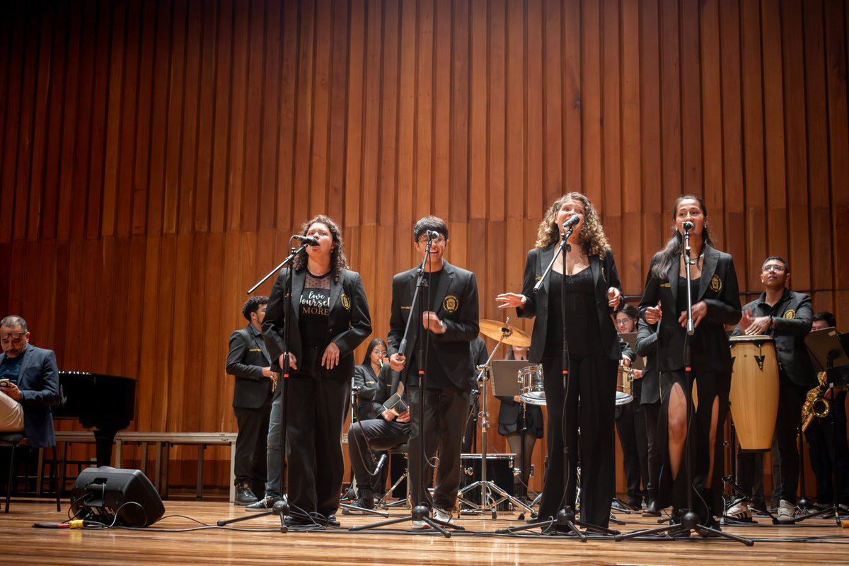 "Así que vayan, salgan al mundo con el corazón y la frente en alto. Abracen sus sueños, abracen la ciencia, abracen la vida. Rían, bailen, celebren, pero agradezcan a los suyos. Nadie se ha hecho sólo." <a href="/gabydel/">Gabriela Delgado</a>