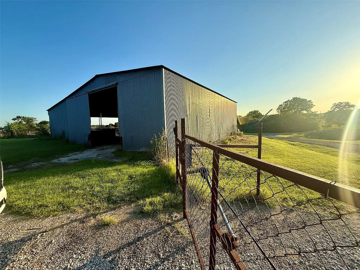 TxHorseProperty's tweet image. DECATUR, NORTH TEXAS. 10.06 acres. Partially updated 2/1 home. New roof &amp;amp; exterior paint, tiled front porch, black shutters &amp;amp; repainted pipe fencing. 3 barns. Outbuildings. Silo. Fenced area could be arena. $689K #txhorseproperties #decaturtx #northtexas tinyurl.com/1821Decatur