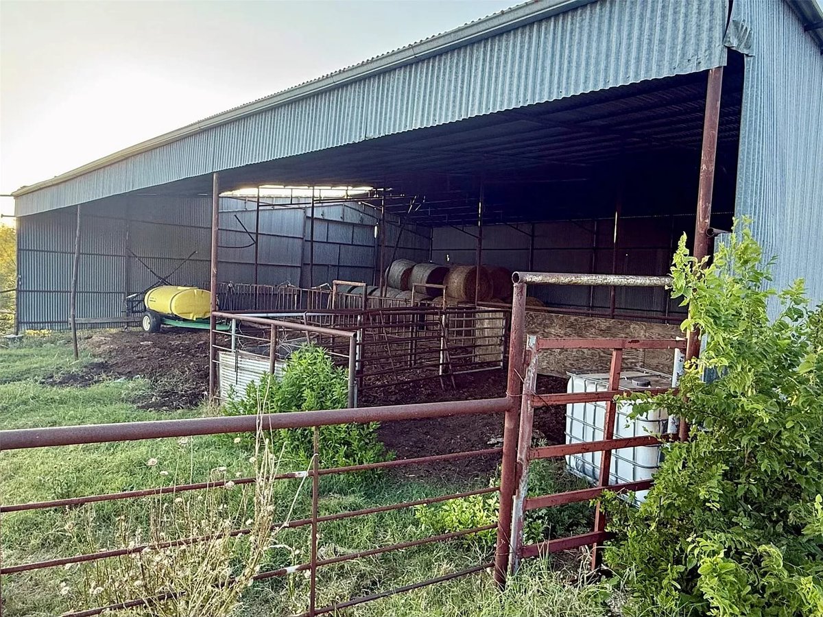 TxHorseProperty's tweet image. DECATUR, NORTH TEXAS. 10.06 acres. Partially updated 2/1 home. New roof &amp;amp; exterior paint, tiled front porch, black shutters &amp;amp; repainted pipe fencing. 3 barns. Outbuildings. Silo. Fenced area could be arena. $689K #txhorseproperties #decaturtx #northtexas tinyurl.com/1821Decatur