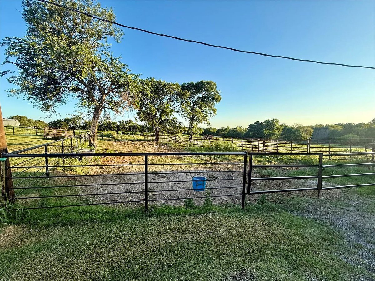 TxHorseProperty's tweet image. DECATUR, NORTH TEXAS. 10.06 acres. Partially updated 2/1 home. New roof &amp;amp; exterior paint, tiled front porch, black shutters &amp;amp; repainted pipe fencing. 3 barns. Outbuildings. Silo. Fenced area could be arena. $689K #txhorseproperties #decaturtx #northtexas tinyurl.com/1821Decatur