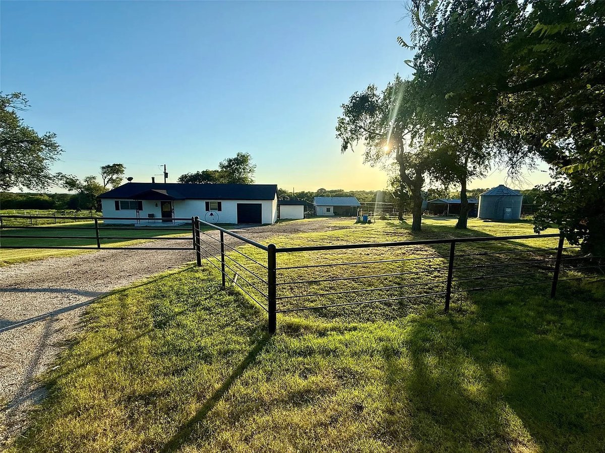 TxHorseProperty's tweet image. DECATUR, NORTH TEXAS. 10.06 acres. Partially updated 2/1 home. New roof &amp;amp; exterior paint, tiled front porch, black shutters &amp;amp; repainted pipe fencing. 3 barns. Outbuildings. Silo. Fenced area could be arena. $689K #txhorseproperties #decaturtx #northtexas tinyurl.com/1821Decatur