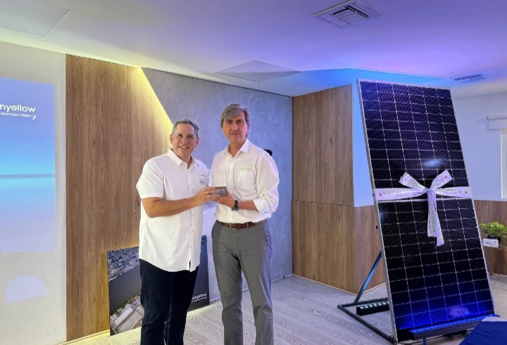 jormon26's tweet photo. El @puertobaq en cabeza de Andrés Osorio con el respaldo de @GreenyellowCo ha puesto en servicio la autogeneración de energía solar en cinco de sus cubiertas (techos) de bodegas para suplir 30% del consumo: https://t.co/RAKCbjdqau https://t.co/8ORtZO4zYK