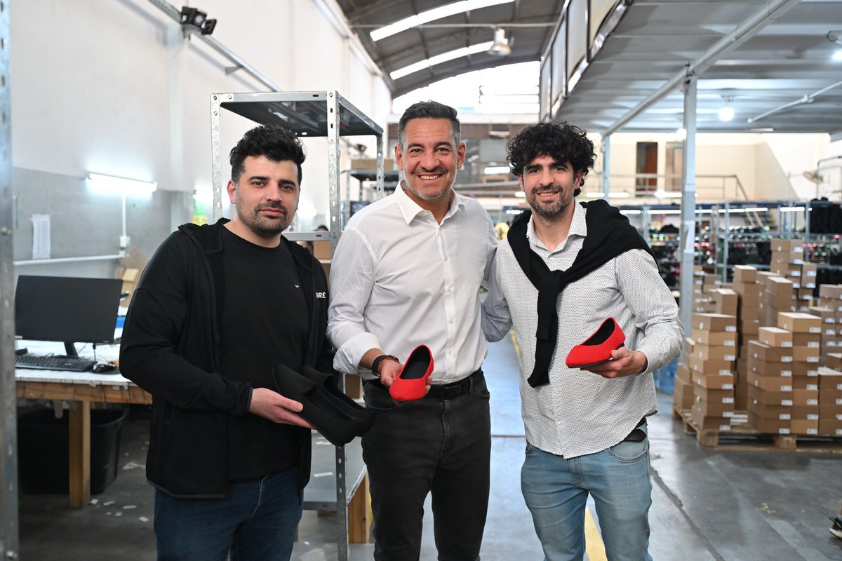 miguelsiciliano's tweet photo. ¡LOS EMPRENDEDORES CORDOBESES NOS LLENAN DE ORGULLO!

Visitamos la fábrica de calzados "Waps", una marca que no para de crecer, pero que además todo lo hacen con mano de obra local. En un contexto muy difícil para las #Industrias y las #Pymes, estos jóvenes cordobeses apuestan por la producción en nuestra provincia. 

Queremos ir al Congreso a defender a todos los héroes que cada día se la juegan, se esfuerzan e invierten generando más trabajo para los argentinos.