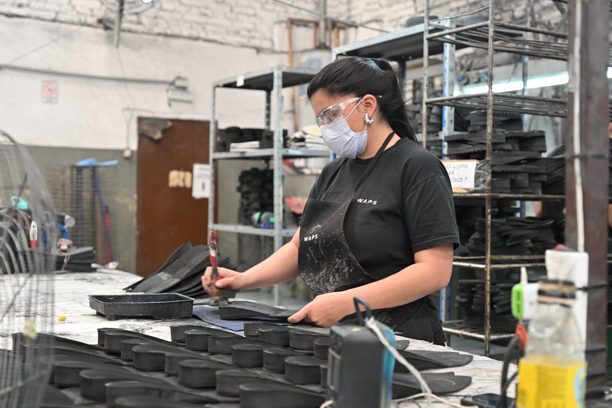miguelsiciliano's tweet photo. ¡LOS EMPRENDEDORES CORDOBESES NOS LLENAN DE ORGULLO!

Visitamos la fábrica de calzados "Waps", una marca que no para de crecer, pero que además todo lo hacen con mano de obra local. En un contexto muy difícil para las #Industrias y las #Pymes, estos jóvenes cordobeses apuestan por la producción en nuestra provincia. 

Queremos ir al Congreso a defender a todos los héroes que cada día se la juegan, se esfuerzan e invierten generando más trabajo para los argentinos.