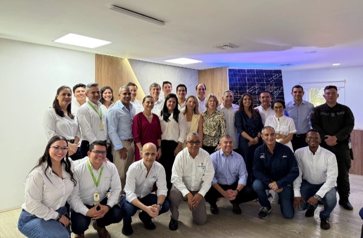 El <a href="/puertobaq/">puertodebarranquilla</a> en cabeza de Andrés Osorio con el respaldo de <a href="/GreenyellowCo/">GreenyellowCo</a> ha puesto en servicio la autogeneración de energía solar en cinco de sus cubiertas (techos) de bodegas para suplir 30% del consumo: notaseconomicas.com/2025/08/la-apu…