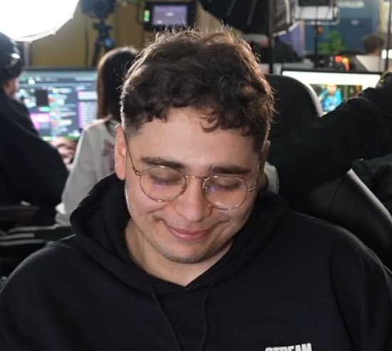 🚨POINT STAT🚨
99% des smasheurs n'ont pas de meuf mais débattent quand-même sur le fait de venir en weekly avec