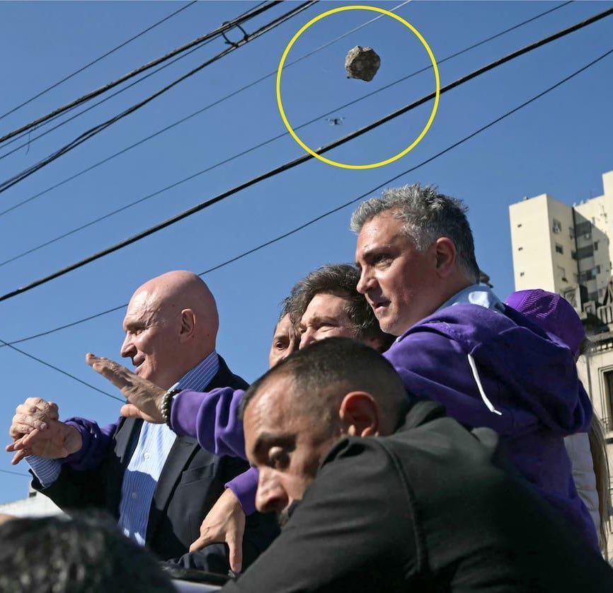 Progresismo Out Of Context (@oocprogresismo2) on Twitter photo 🇦🇷 Las piedras con las que los izquierdistas intentaron asesinar a Javier Milei durante su caravana en Lomas de Zamora. 🇦🇷 Las piedras con las que los izquierdistas intentaron asesinar a Javier Milei durante su caravana en Lomas de Zamora.