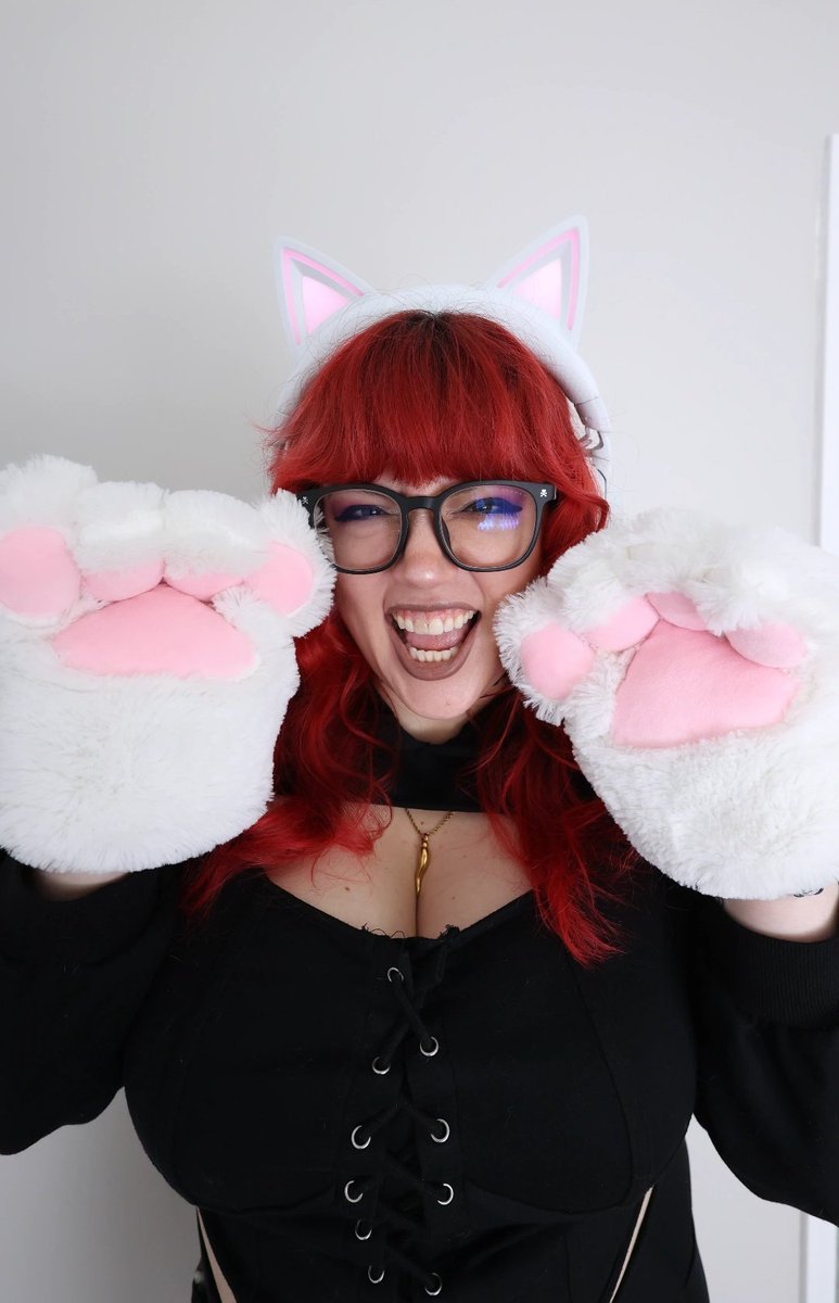 PixelxKittentv's tweet photo. Thank you @Razer for sending me the brand new Kitty V3 Pro!

I'll be using this on stream tonight so ask me anything about them! My first thoughts? 
I'M OBSESSED!! 😍

#gifted https://t.co/6gnSBdEbdU