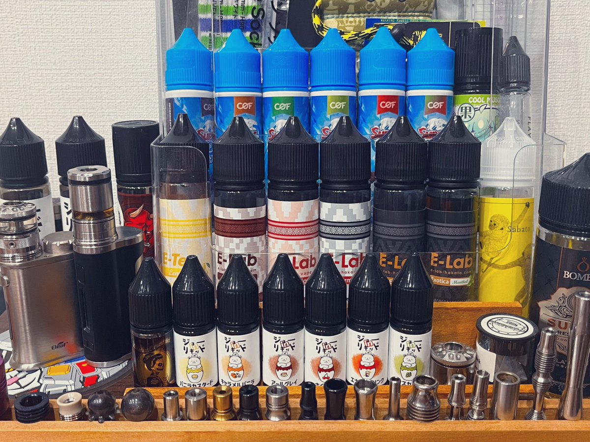 おはようございますー🌞

VAPE歴9ヶ月の棚です。
色々な事を整理する為に並べてみたんですが…ちょっとドリチ多くないですかね…？画像分だけで17個…。

そこで。数を数える。

冷静に物欲を鎮められるので困ってる方はぜひともお試し下さい😇

皆様、本日もご安全にー👷

#vape好きな人と繋がりたい