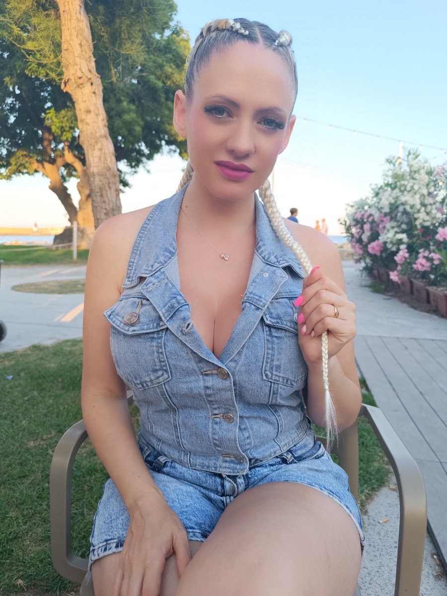 𝕃𝕒 𝕓𝕣𝕚𝕤𝕒 𝕕𝕖𝕝 𝕧𝕖𝕣𝕒𝕟𝕠 𝕝𝕝𝕖𝕧𝕒 𝕔𝕠𝕟𝕤𝕚𝕘𝕠 𝕤𝕖𝕔𝕣𝕖𝕥𝕠𝕤 𝕪 𝕤𝕦𝕤𝕦𝕣𝕣𝕠𝕤 𝕕𝕖 𝕒𝕧𝕖𝕟𝕥𝕦𝕣𝕒💖

#TomandoElSol #Relajación #terraza #sol #verano #bikinigirl #SoftSensua #BoudoirBabe #SeductiveStyle #lnMySkin #LingerieModel #FeelingMyself #FeminineVibes