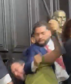 HawksClans's tweet photo. El @PRI_Nacional Debe de desaparecer, Derrotarlos en cada eleccion y reducirlos a la mierda que son.
Estas actitudes de mafioso no son dignas del senado.
4 cabrones vs un viejillo de 65 de edad y dos señoras.
#AlitoGolpeador #PRIratas https://t.co/ZEwe265mNu