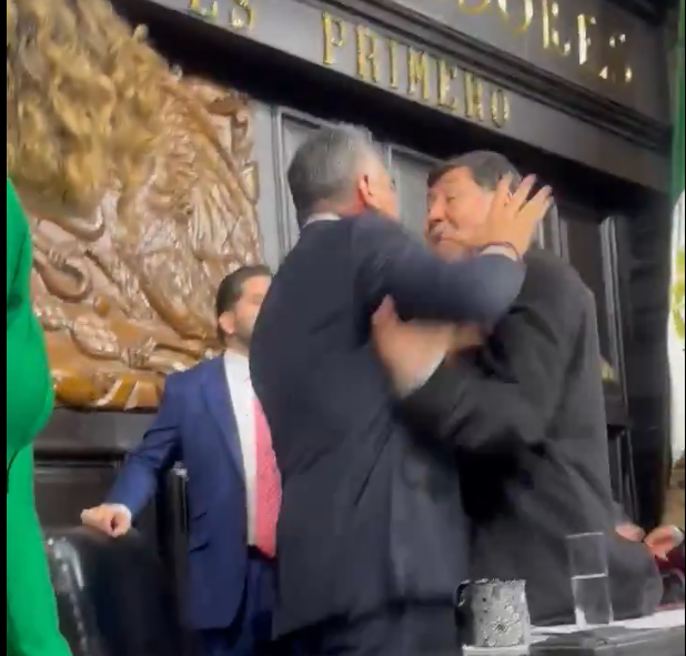 HawksClans's tweet photo. El @PRI_Nacional Debe de desaparecer, Derrotarlos en cada eleccion y reducirlos a la mierda que son.
Estas actitudes de mafioso no son dignas del senado.
4 cabrones vs un viejillo de 65 de edad y dos señoras.
#AlitoGolpeador #PRIratas https://t.co/ZEwe265mNu