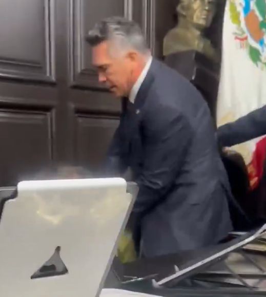 HawksClans's tweet photo. El @PRI_Nacional Debe de desaparecer, Derrotarlos en cada eleccion y reducirlos a la mierda que son.
Estas actitudes de mafioso no son dignas del senado.
4 cabrones vs un viejillo de 65 de edad y dos señoras.
#AlitoGolpeador #PRIratas https://t.co/ZEwe265mNu