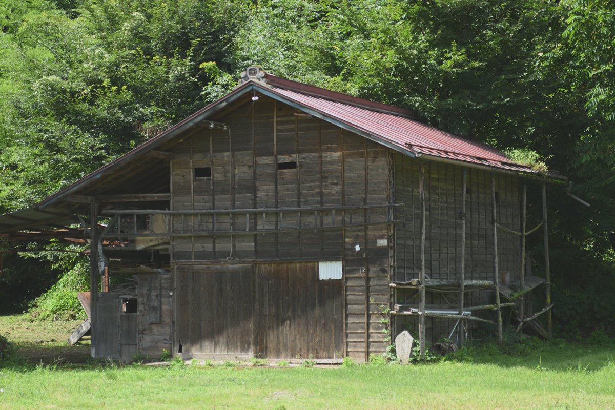 歴史を感じる木倉庫の袂に馬頭観世音の石碑あり。