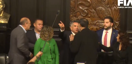 HawksClans's tweet photo. El @PRI_Nacional Debe de desaparecer, Derrotarlos en cada eleccion y reducirlos a la mierda que son.
Estas actitudes de mafioso no son dignas del senado.
4 cabrones vs un viejillo de 65 de edad y dos señoras.
#AlitoGolpeador #PRIratas https://t.co/ZEwe265mNu