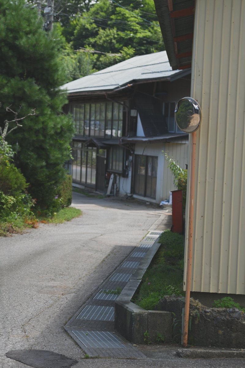 風情ある集落に、
ちょこんとカーブミラー。