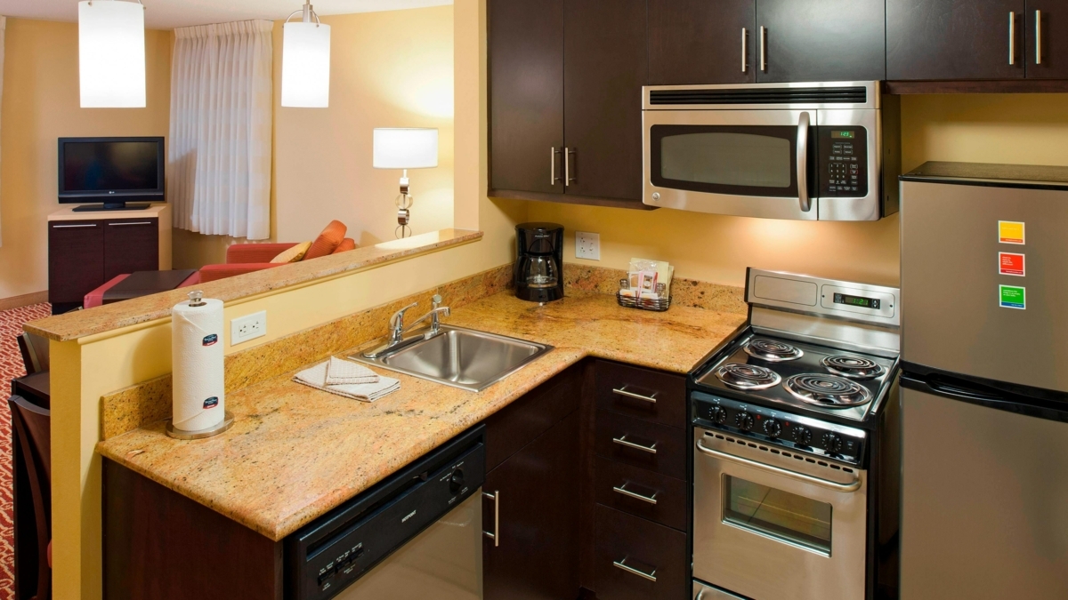 TPSeastonBETH's tweet image. Feel at home while you travel. Our rooms feature a full kitchen with refrigerator, range, dishwasher, and microwave—perfect for cooking your meals and dining with ease! bit.ly/4eEmXCd  #HomeAwayFromHome #FullKitchen #TravelComfort