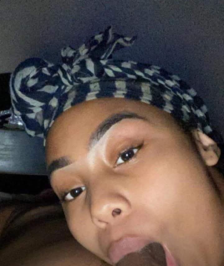 Tu enviándole un texto diciéndole que la amas.

Ella leyéndolo: