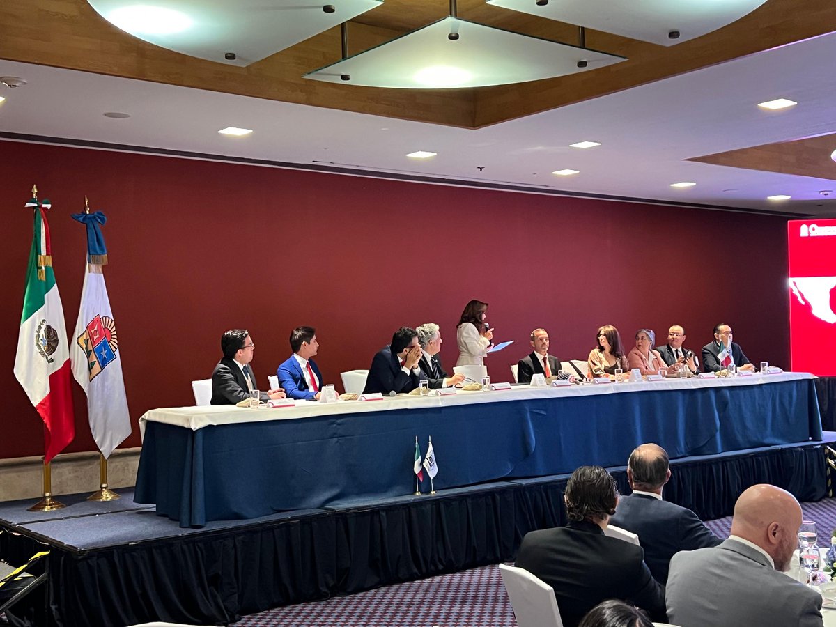 ConsulMexOrl's tweet photo. ¡Seguimos con toda la energía en el tercer día de la #100Summit! 😃 Hoy arrancamos con un delicioso desayuno ofrecido por la Gobernadora Constitucional de Quintana Roo, Mara Lezama. Ella presentó con mucho orgullo las bondades de su estado, no solo en turismo, sino también en diversos sectores económicos que están brillando este 2025. Aquí les contamos algunos datos impresionantes ⬇️:
1.En turismo, Quintana Roo rompió récords con un promedio de 928,000 pasajeros internacionales por mes desde enero hasta mayo de 2025 —¡superando con creces los 859,000 mensuales del año anterior! 🏖️🌍  ￼
2.En ese mismo periodo, los puertos de cruceros registraron 2.4 millones de pasajeros en Cozumel (en 685 arribos) y 1.2 millones en Mahahual (en 302 arribos) ⛴️✨  ￼
3.Quintana Roo creció económicamente un 1.4 % en el primer semestre del año, impulsado por el comercio y el turismo. ¡Un gran logro! 📈  ￼
https://t.co/2BJvn5i66M inversión extranjera directa fue destacada, alcanzando los US$289 millones en el primer trimestre de 2025, una cifra sobresaliente para la región. 💼🌐  ￼
5.Tulum ya representa el 3.8 % del PIB estatal, con una producción anual de 15.5 mil millones de pesos, y más de 20,000 empleos formales generados. ¡Cada vez más fuerte! 🏘️🌿  ￼

¡Eso es Quintana Roo este 2025! Un fuerte crecimiento en turismo, inversión, comercio y desarrollo regional.
#100Summit #USMEXA