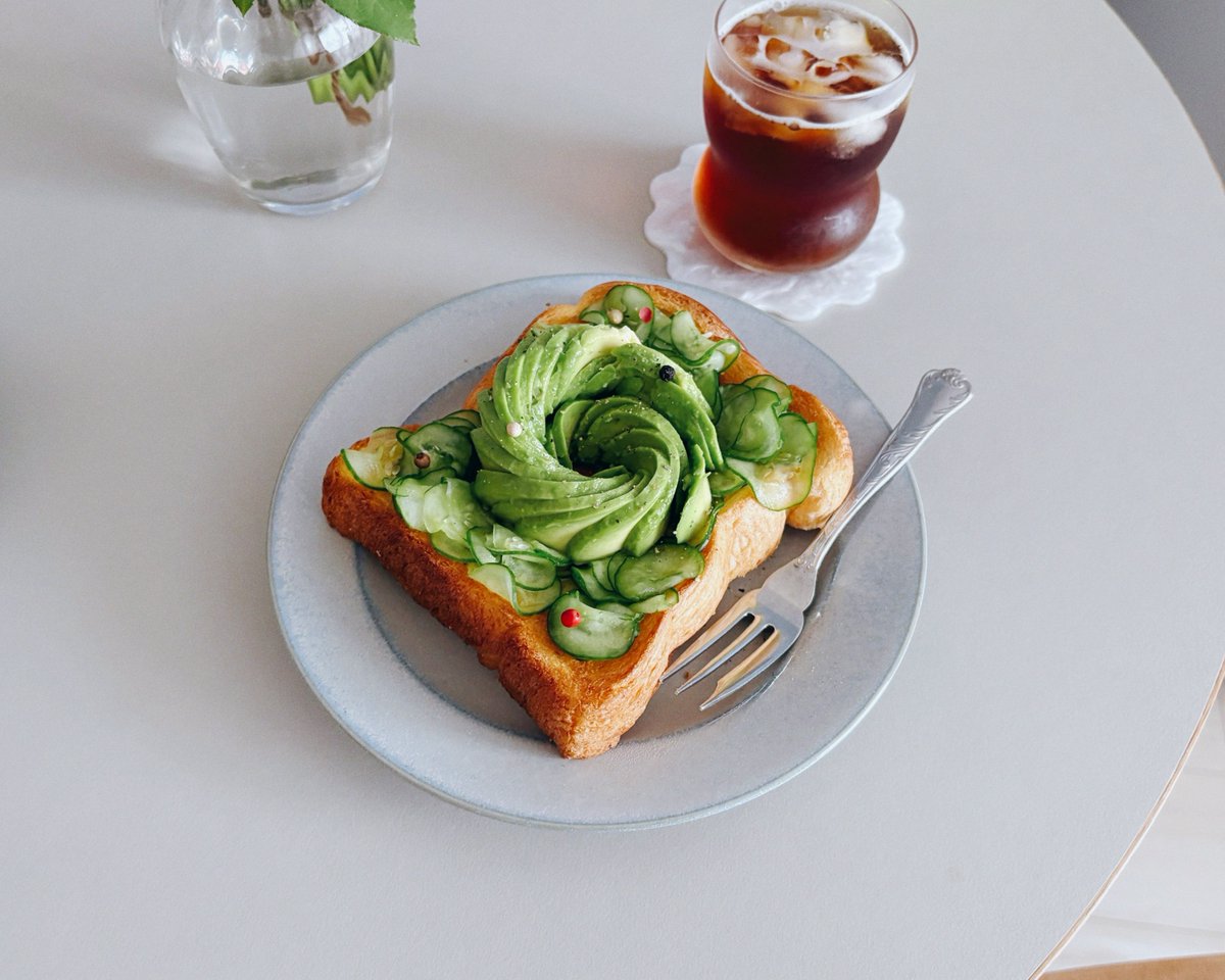 久しぶりに塩もみきゅうりとアボカドのトースト