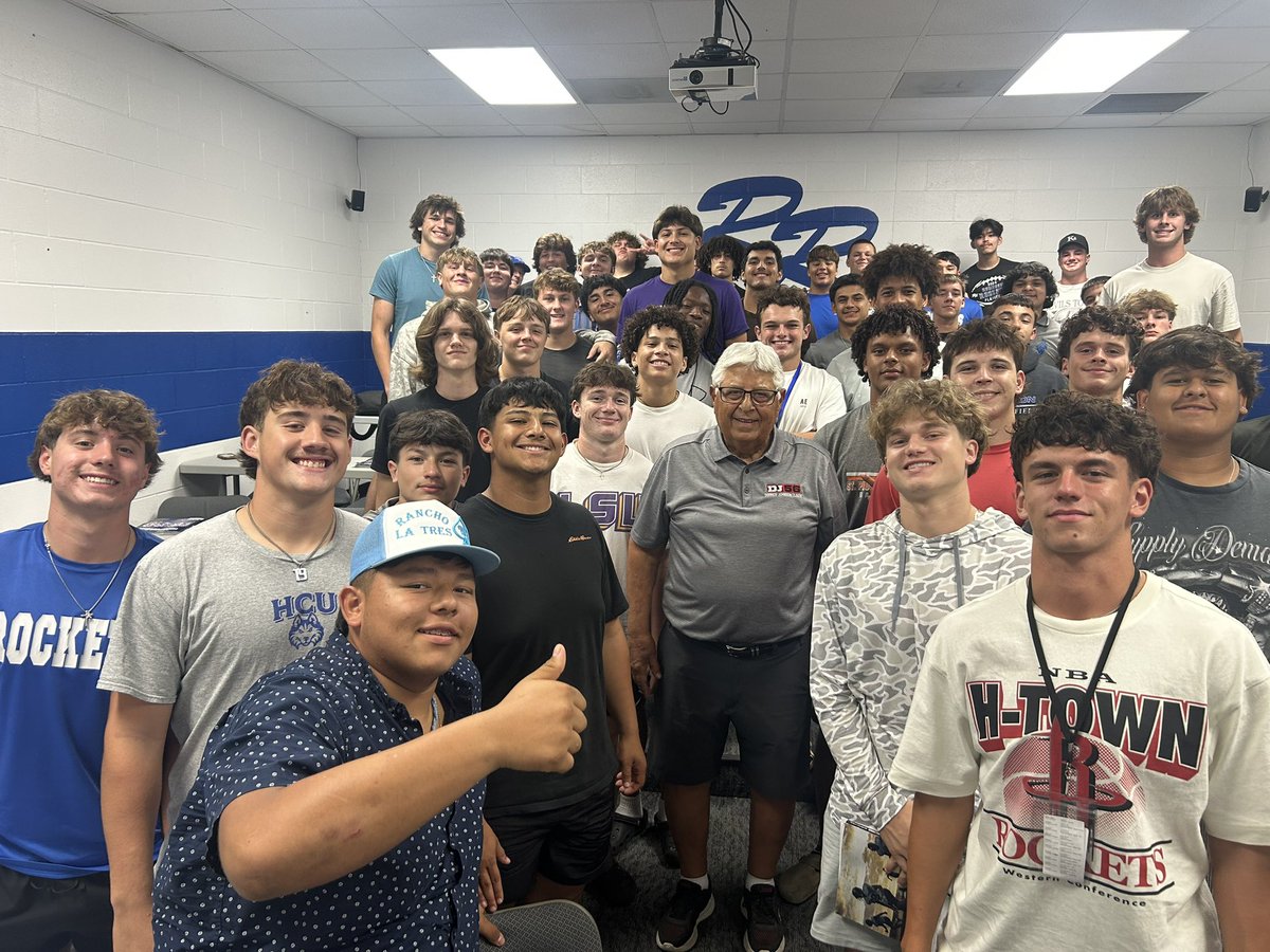 CoachBrown210's tweet photo. Thanks to Coach Johnny Tusa for delivering a great message to our team tonight #WACOLEGEND https://t.co/gf2e7BUlA9
