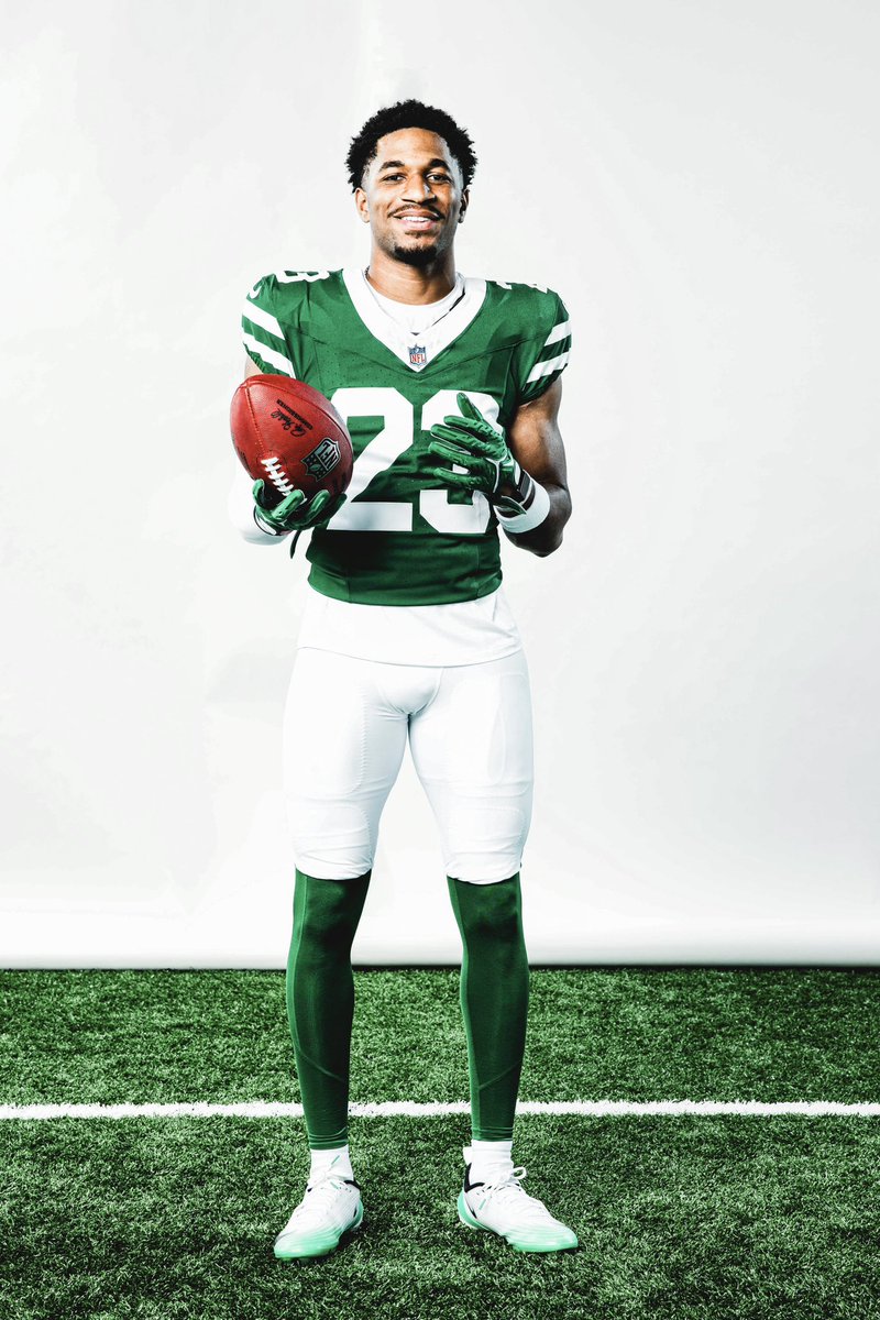 Big time congrats to <a href="/Steppie411/">Stephanie Thomas</a> sons - <a href="/Niceville_FB/">Niceville Football</a> now have two alumni currently on <a href="/NFL/">NFL</a> rosters.   <a href="/STG_Yeh1/">Juanyeh Thomas</a> with the <a href="/dallascowboys/">Dallas Cowboys</a> and <a href="/Azareyehthomas/">Azareyeh Thomas</a> with the <a href="/nyjets/">New York Jets</a>.  Congrats Fellas, all of Niceville is behind you guys! 
<a href="/SethSnwfdn/">Seth Stringer</a> <a href="/HSFBamerica/">High School Football America</a> <a href="/weartv/">WEAR ABC 3</a>