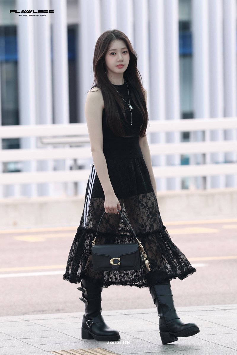 250828 ICN

🖤

#RORA #로라 
#BABYMONSTER #베이비몬스터