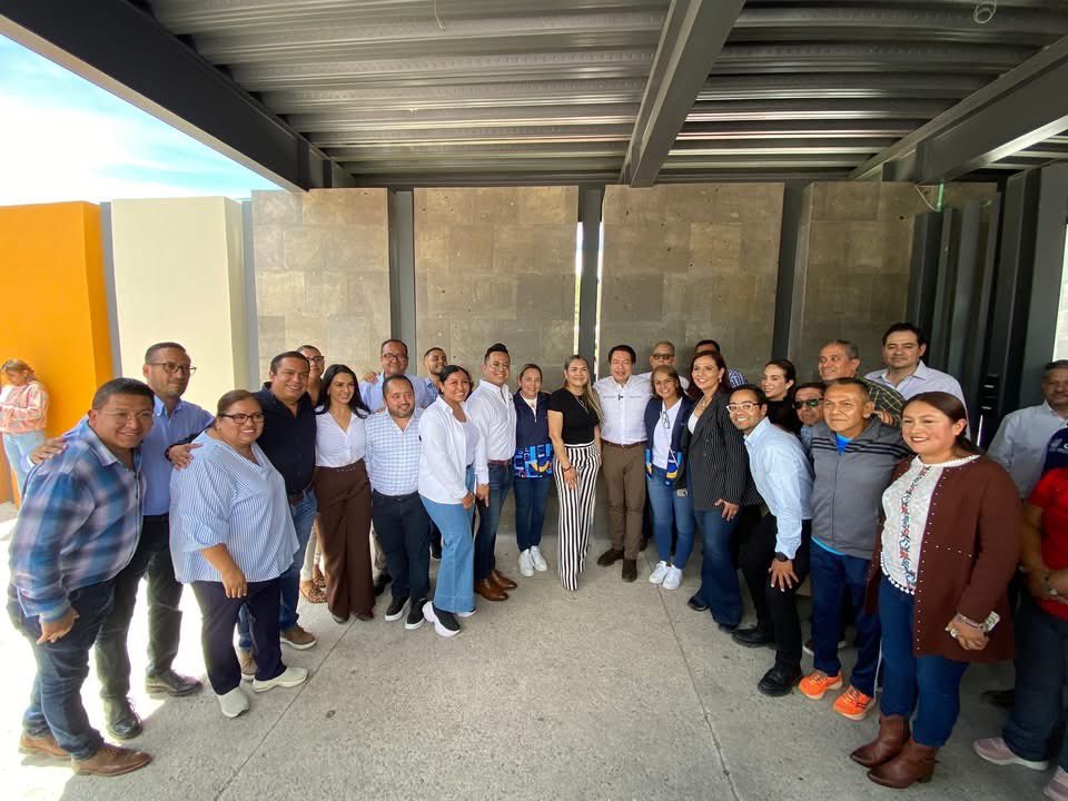 Junto a la Secretaria de Educación , Martha Elena Soto  y al secretario de educación federal, Mario Delgado, recorrimos la primaria “15 de mayo” en El Marqués, y tuve la oportunidad de compartir opiniones para seguir apostando a la infraestructura educativa de Qro.

#Contigo🏫