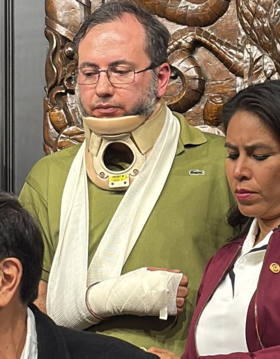 ¿Qué médico le sujetó el brazo del cuello lastimado? 😂🤦
