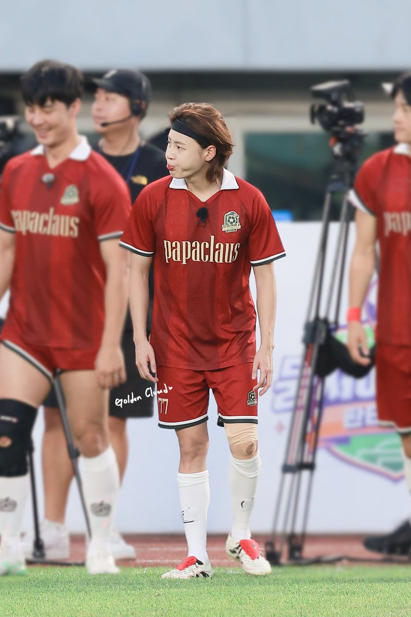 250823 뭉찬4 올스타전         

뽀작뽀작  뿌뿌  🐾🐾😗😗
쉴새없이 귀여워

#하성운 #HASUNGWOON
<a href="/gooreumseng/">하성운</a>