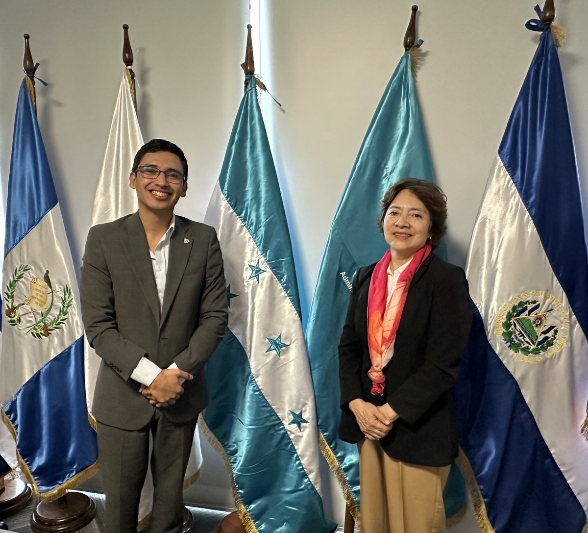 AudreyRiveraGm1's tweet image. Hoy, durante mi visita de cortesía al Director de Aduanas 🇭🇳, Abogado Fausto Cálix destacó el liderazgo del país en la digitalización del comercio, posicionándolo como referente en la modernización aduanera en la región. #ComercioDigital @SRE_mx @AMEXCID @RaquelSerur3