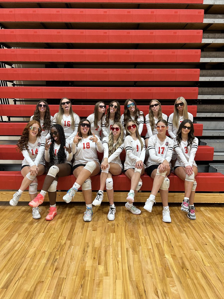 JordynMT2029's tweet photo. Softball’s my #1 🥎❤️ but thankful to be part of the Anchor Bay freshman volleyball team this fall ⚓️🏐❤️🖤

#AB #Number17 @ABTarsAthletics #volleyball #freshman https://t.co/HAdbmUo0Jj