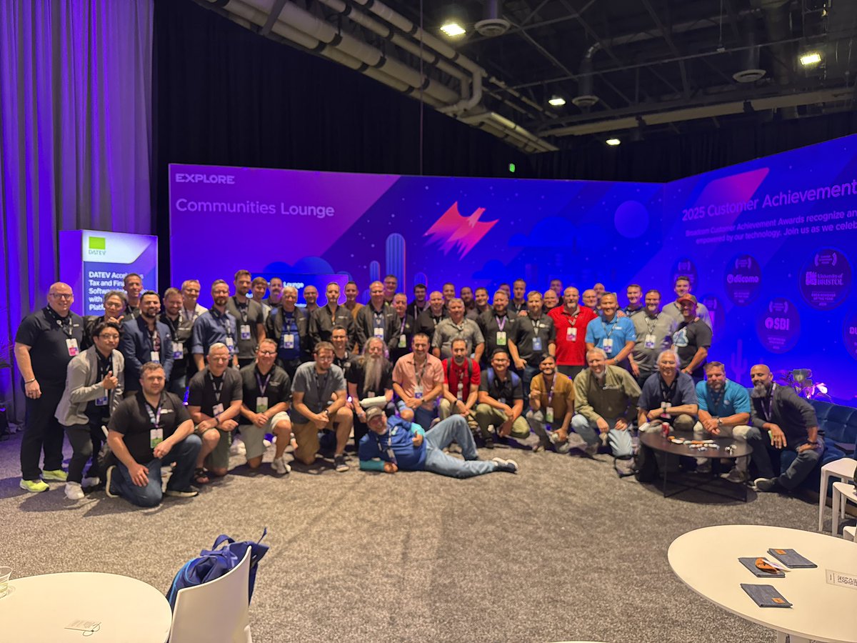 vExpert's tweet image. All the #vExperts on the last day of #VMwareExplore