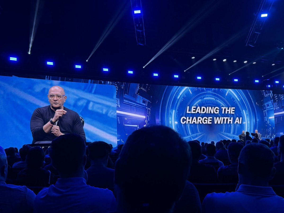 Dayvee87's tweet photo. .@jpatel41 is giving our #CiscoSE group an outstanding look at the direction of the company and how SEs can make an impact. https://t.co/3ltLkCsMeN