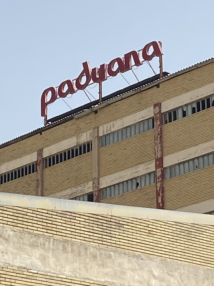 Pueblos en rótulos. Ontinyent (Valencia).
Hasta el cuarenta de mayo. 
Imagen tomada en agosto de 2025. 
Foto: <a href="/LauraGarces_C/">Laura Garcés</a>