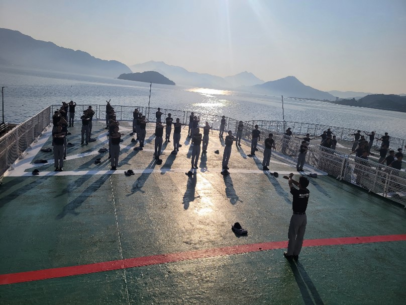 JCG_School's tweet image. 海上保安官の朝は朝陽を浴びて海上保安体操を行うことから始まります！！夕暮れ時には夕陽に照らされ輝いている海に癒され一日を終えます。日々の業務の中に癒しもあります！一緒に働いてみませんか～
#巡視船こじま #カコウミ #カコソラ