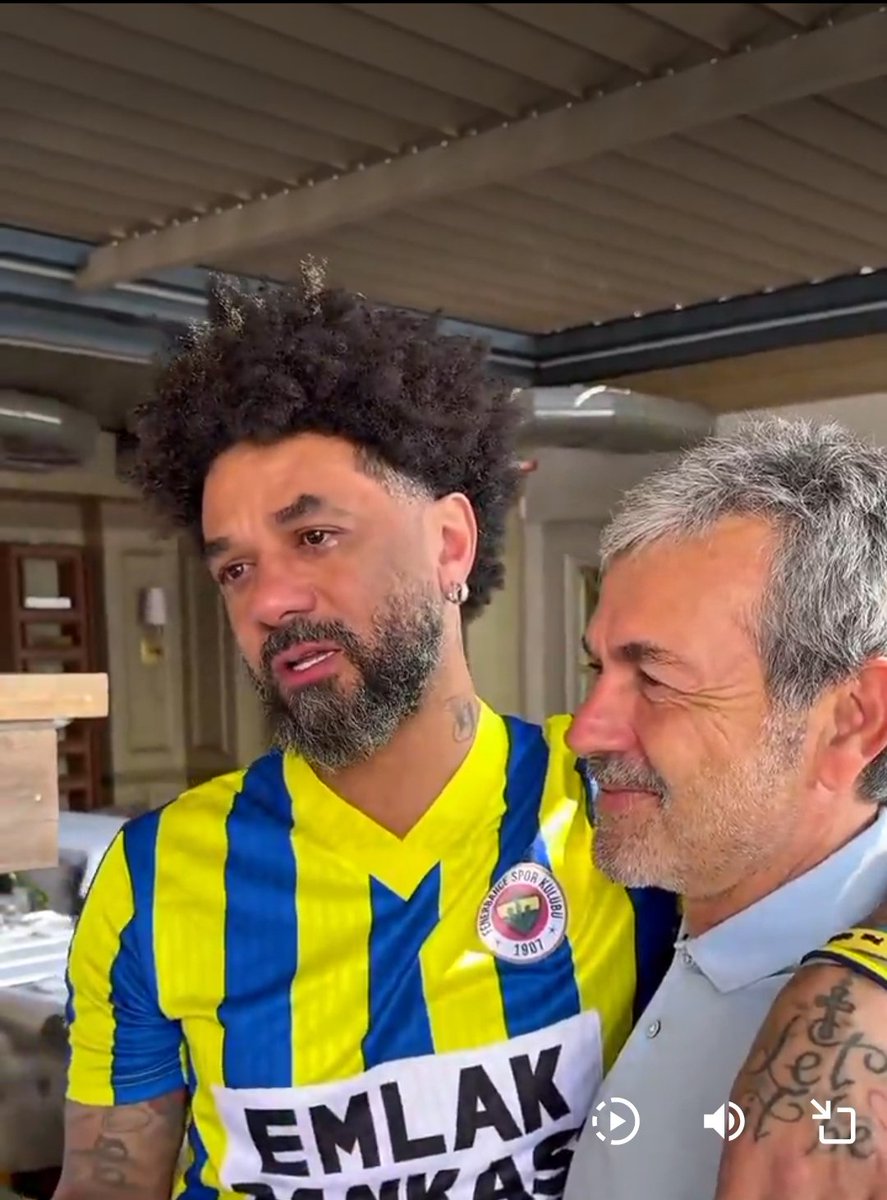Korkak hoca dediğiniz adamın futbolcusu ağlayarak hocasını övüyor. Aykut Kocaman'ın Yaşadığı acıyı anlatırken ağlıyor Cristian.  Ben bu bağlılığı göremiyorum.  Bu sevgiyi göremiyorum. Fenerbahçe'yi bitirdiğiniz için hakkımı helal etmiyorum.