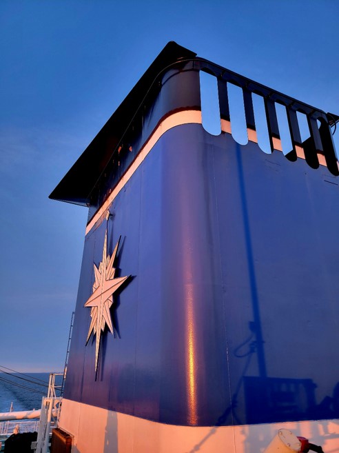 JCG_School's tweet image. 海上保安官の朝は朝陽を浴びて海上保安体操を行うことから始まります！！夕暮れ時には夕陽に照らされ輝いている海に癒され一日を終えます。日々の業務の中に癒しもあります！一緒に働いてみませんか～
#巡視船こじま #カコウミ #カコソラ