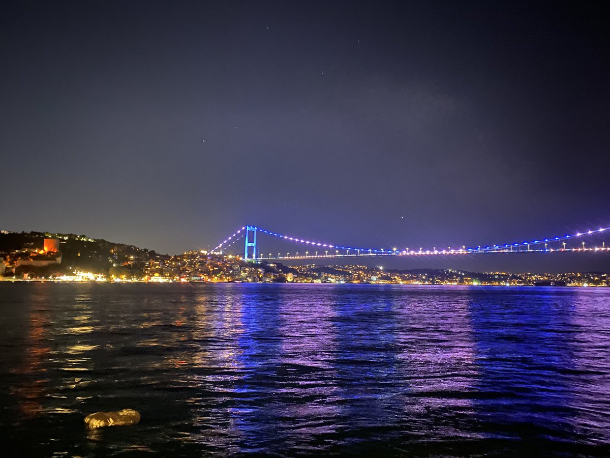 Uzunca yürümekte ağlamak sayılır.
Karşılıklı susmakta muhabbet sayılır.

#geceyenot