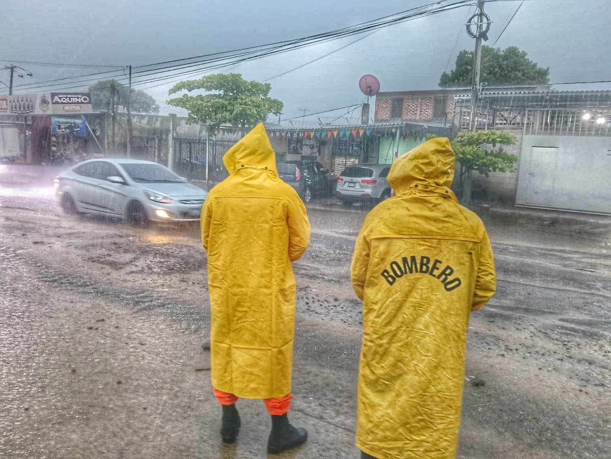 🚨 Nos mantenemos en labores de monitoreo por lluvias en distintas zonas de riesgo de Santa Ana.
🚧 Se recomienda a automovilistas y motociclistas conducir con precaución. Emergencias 📞9️⃣1️⃣3️⃣🚒💨 #PlanInvierno2025☔