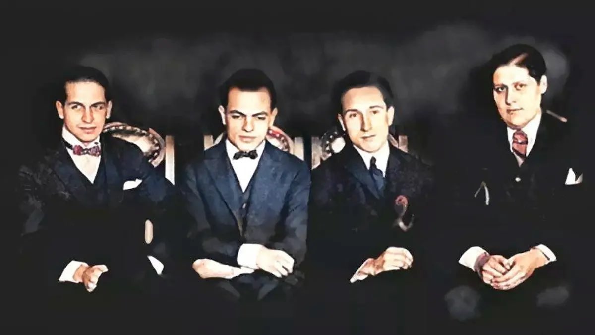 #AHORA | En #PerdidosEnElEspacio 🚀 <a href="/MiriMolero/">Miri Molero</a> realiza su columna en el #MOMO sobre 'Los locos de la azotea' y los libros que pudieron inspirar su pasión por la radiofonía. 

💻 provinciaradio.com.ar