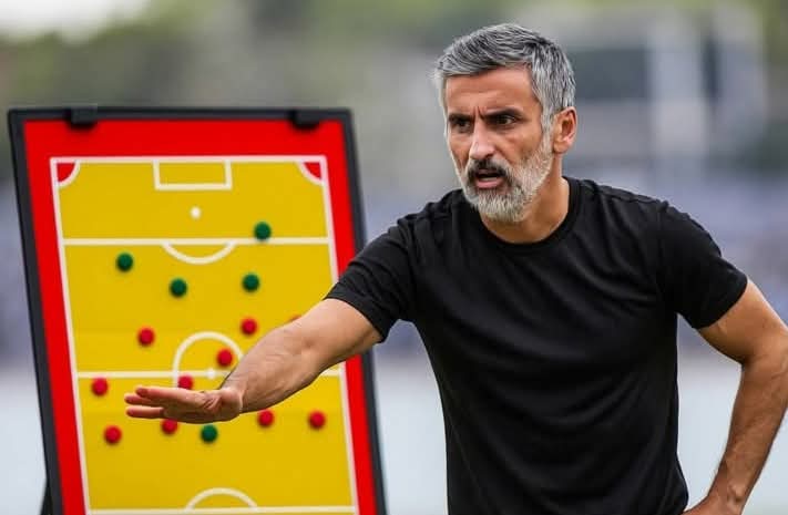 *مدرب الأهلي الجديد… بين مطرقة الهجوم وسندان الصبر..#
انتقادات طبيعية وحملات موجهة في بداية المشوار..والجماهير مطالبة بأن تكون الدرع الواقي وسلاح الانتصار.
*ضغوط استثنائية مع بداية المشوار.
تدريب النادي الأهلي ليس مهمة عادية، بل يعد من أصعب التحديات في الكرة المصرية والأفريقية👇