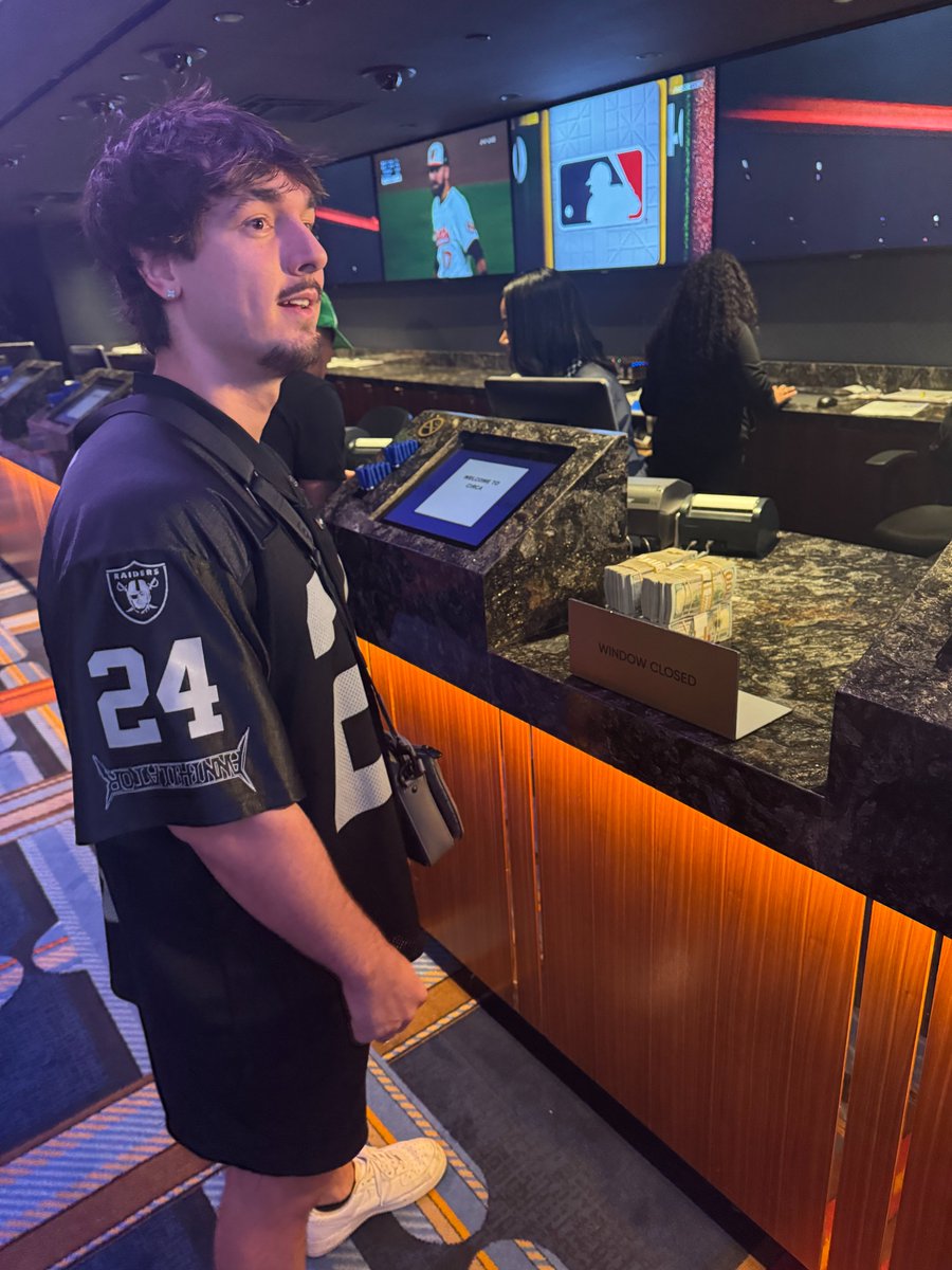 VSiNLive's tweet image. The @CircaSports Grandissimo is about to go up to 25 entries as @BryceHall walks in with $200,000 in crisp $100 bills to get two entries in the high-stakes survivor contest.